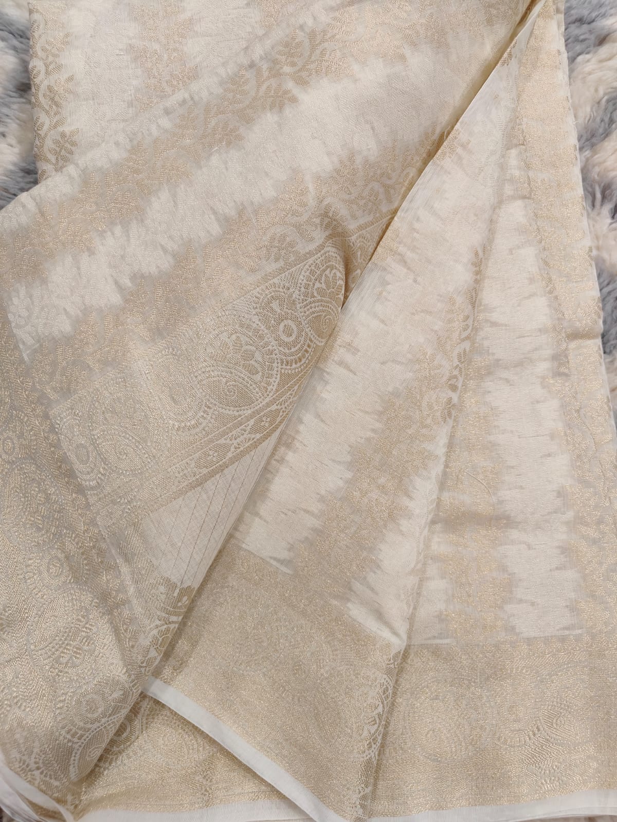 Classic chanderi silk banarasi saree with overall zari thread weaving.elegance and tradition.