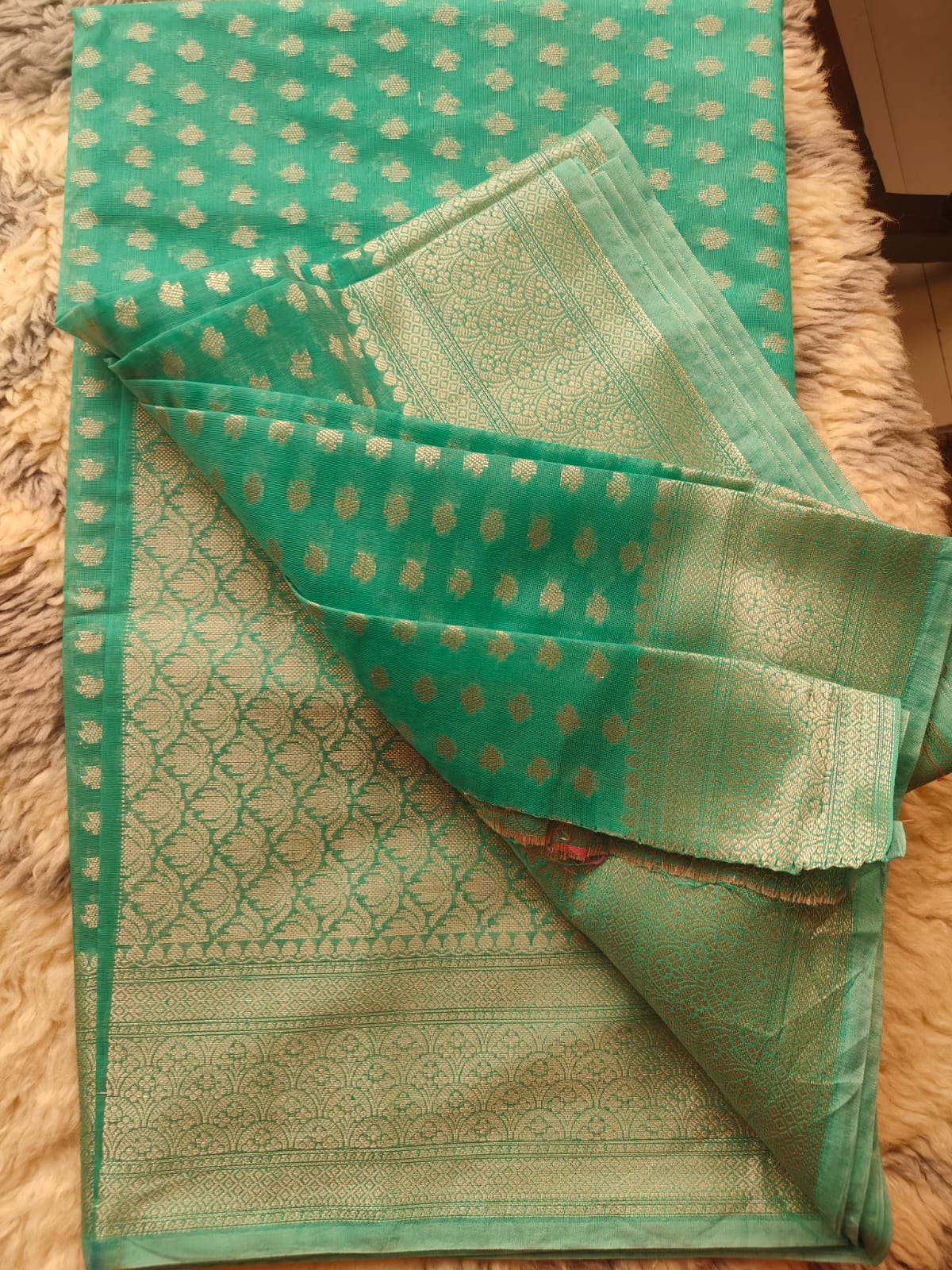Banarasi silk saree with green and golden zari work.boti pattern with pallu and elegant boota weaving blouse piece.